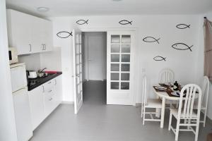 Puerto del Carmen center - New Apartment by the pool and private parking