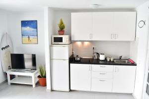 Puerto del Carmen center - New Apartment by the pool and private parking