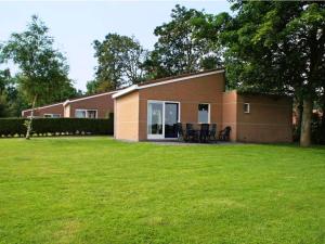Three-Bedroom Bungalow room in Detached bungalow with a dishwasher at 21 km from Leeuwarden