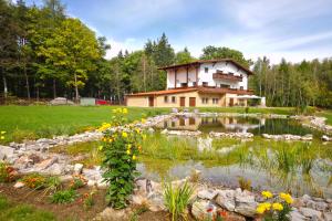 4 star Пансионат Restaurace & Penzion Rochota Halouny Чехия