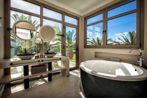 Exclusive Palm Suite With Hot Tub 