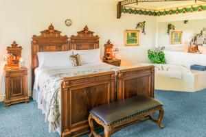 King Suite with Spa Bath room in Sea Cliff Gardens