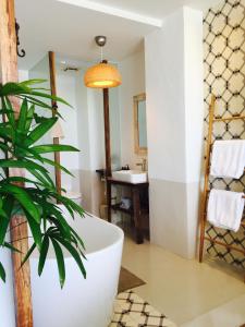 Phòng Deluxe giường đôi Hướng biển (Sea View Deluxe Double)