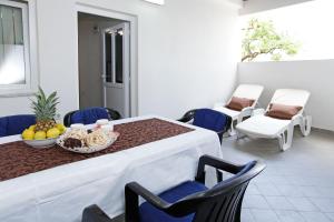 Apartment with Terrace room in Rose Garden Apartments