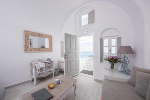 Aqua Mare Luxury Suites Santorini Greece