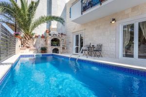 Villa Capitis in the Centre Two units- Private Pool Villa & Balcony Apartment with No Pool