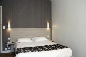 Hotels LOGIS -Hotel & Restaurant de la Place : photos des chambres