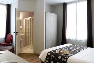 Hotels LOGIS -Hotel & Restaurant de la Place : photos des chambres