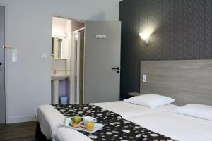 Hotels LOGIS -Hotel & Restaurant de la Place : photos des chambres