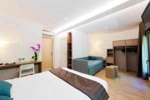 Hotels Logis Le Cours : Chambre Quadruple