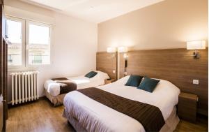 Hotels Logis Le Cours : photos des chambres