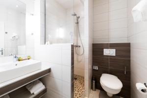 Hotels Logis Hotel Restaurant Le Cours : Chambre Triple