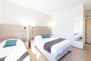 Hotels Logis Le Cours : photos des chambres