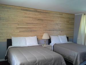 Bay Lake Inn - Frontiersman Motel