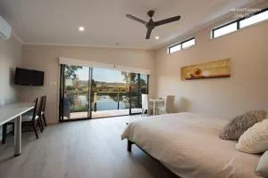 Still Earth - Fishermans Bay