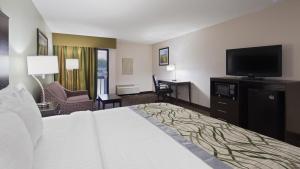 King Room with Sofa Bed - Lakeview room in Best Western Indian Oak