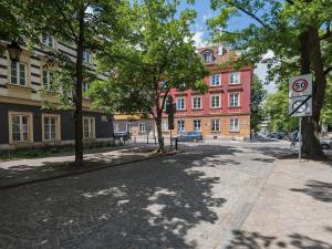 Delightful New Town Square Apartment