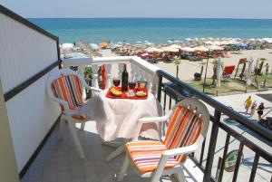 Two-Bedroom Family Room with Sea View (5 Adults)