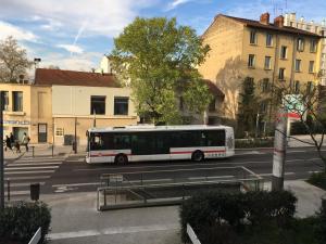 Appartements Studio lit double villeurbanne metro cusset : photos des chambres