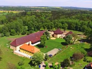 Zámecký Dvůr Černousy - Arnoltice