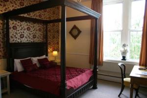 Room with Four-Poster Bed room in Five Rise Locks Hotel