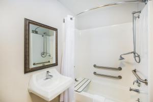 Holiday Inn Express & Suites Bellevue -Omaha Area- by IHG