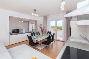 Apartman Mira- Omis 
