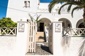 Villa Kalamia Dolphins Santorini Greece