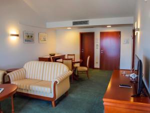 Deluxe Suite with Sea View room in Hotel Villa Radin