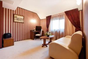 Superior Queen Suite room in Best Western Plus Bristol Hotel