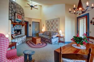 206 Americana room in Baywood Inn Bed & Breakfast