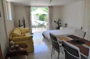 Cosy Studio with Garden Individual apartment