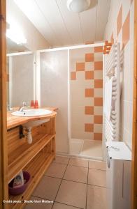 Maisons de vacances Le Petit Bonheur : Chambre Quadruple avec Balcon 