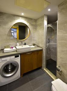 One-Bedroom Apartment with Sea View room in Degirmenburnu Residence
