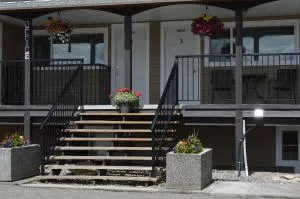 94 Motel & RV Park - Seventy Mile