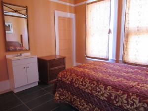 Queen Room with Shared Bathroom room in Haveli Hotel San Francisco