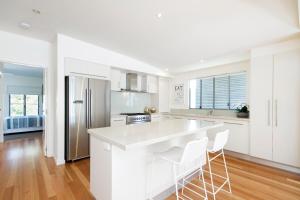 Tranquil & Modern Riverside Getaway