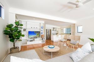 Tranquil & Modern Riverside Getaway