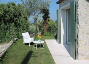 Junior Suite with Garden and Lake View