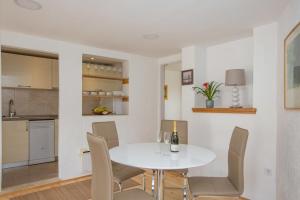 Madonna Field Apartment