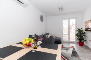 APP Joly in center old town