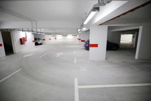 Apartment Flowers, Free Garage Parking