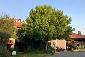 Hôtel-Restaurant La Belle Poule - Contact Hotel