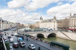 Two Bedroom Luxury Apartment - Balcony with View of Notre Dame