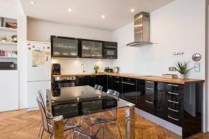 Saxe And The City , Downtown Lyon