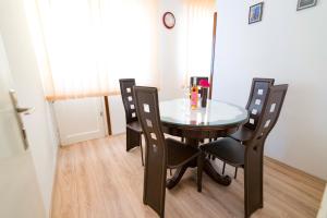 Sunny & Spacious, 2 BR apartment with free parking