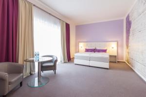 King Room with Roll-In Shower - Disability Access room in Marina Niederhavel