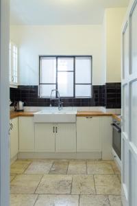 Beautiful Penthouse in Athens with outdoor jacuzzi