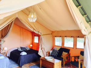 Tentes de luxe Domaine de la Vitarelle Glamping : Tente avec Douche Extérieure Privative (5 Personnes)