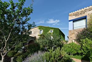 Carrer Sant Genis 13, 17121 Casavells, Girona, Spain.